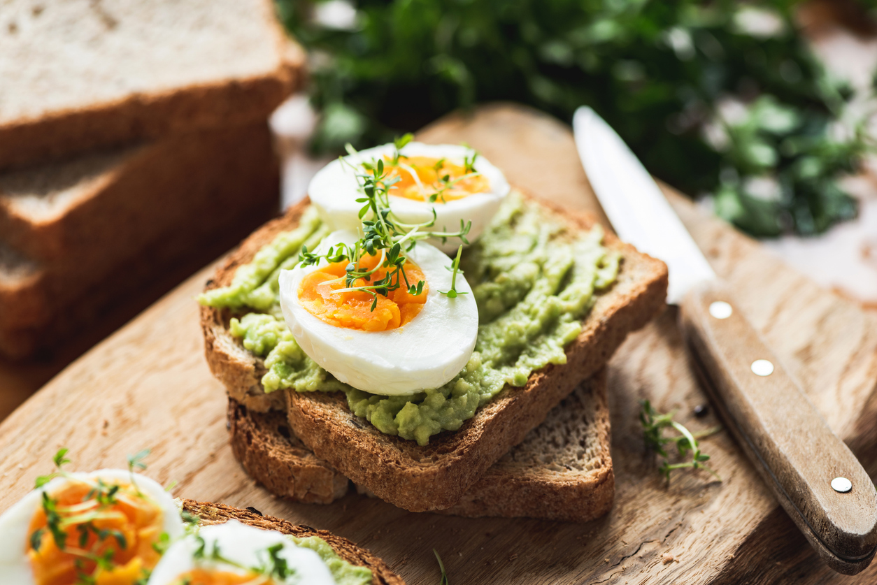Delicious Guacamole Avocado Sandwich on Whole Grain Bread , Healthy Guacamole and Avocado Sandwich Recipe ,Fresh Guacamole Avocado Sandwich with Tomato and Lettuce ,Quick and Easy Guacamole Avocado Sandwich , Discover the Best Healthy Breakfast, Food Bloggers In Mumbai, Food Bloggers In India 